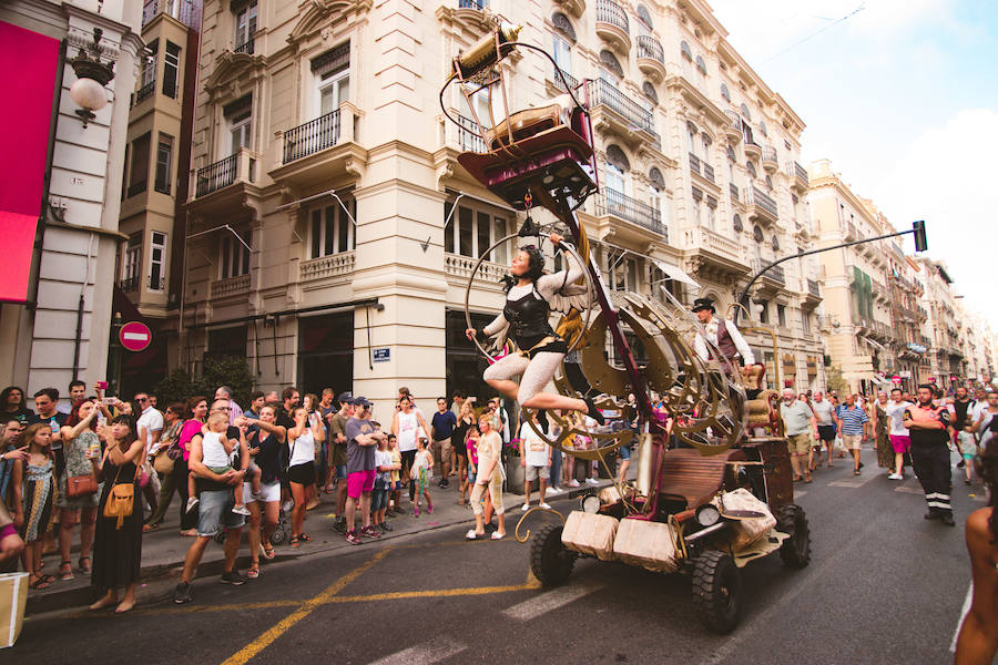 La Gran Nit de la Fira de Valencia 2018 tuvo lugar anoche, con conciertos gratuitos en la plaza del Ayuntamiento y otros enclaves de la ciudad, así como la apertura de los museos hasta la madrugada y una 'minimascletà'.Fue una gran noche en blanco, al estilo de la que tradicionalmente se vive en varias ciudades europeas. Este año se han unido a la Gran Nit el Museo Nacional de Cerámica y Artes Suntuarias González Martí y la Bodega medieval de Proava, los dos permanecieron abiertos hasta la medianoche (al igual que el IVAM, el Museo de Bellas artes y L'Iber). Hasta la una de la madrugada se pudo acceder al Museo de Prehistoria de València, al Museo Valenciano de Etnología, al MuVIM y a la Fundación Bancaja. Los valencianos pudieron visitar hasta altas horas de la noche monumentos como la Lonja o la Almoina.A las 19.00 comenzó el Cercafira, una cabalgata que a las 19.00 horas recorrió el centro con la participación de distintos grupos teatrales.Además, la Ruta de Carme llevó a los interesados por varios enclaves donde la música fue protagonista. También hubo actuaciones en las plazas del Patriarca, del Pilar, donde se celebró un espectáculo teatral para niños, y del Portal Nou.