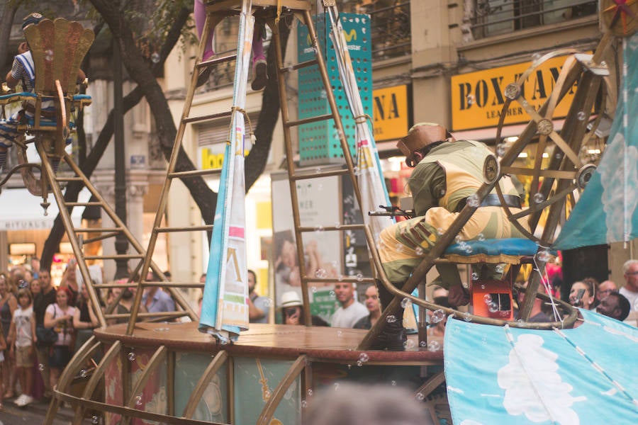 La Gran Nit de la Fira de Valencia 2018 tuvo lugar anoche, con conciertos gratuitos en la plaza del Ayuntamiento y otros enclaves de la ciudad, así como la apertura de los museos hasta la madrugada y una 'minimascletà'.Fue una gran noche en blanco, al estilo de la que tradicionalmente se vive en varias ciudades europeas. Este año se han unido a la Gran Nit el Museo Nacional de Cerámica y Artes Suntuarias González Martí y la Bodega medieval de Proava, los dos permanecieron abiertos hasta la medianoche (al igual que el IVAM, el Museo de Bellas artes y L'Iber). Hasta la una de la madrugada se pudo acceder al Museo de Prehistoria de València, al Museo Valenciano de Etnología, al MuVIM y a la Fundación Bancaja. Los valencianos pudieron visitar hasta altas horas de la noche monumentos como la Lonja o la Almoina.A las 19.00 comenzó el Cercafira, una cabalgata que a las 19.00 horas recorrió el centro con la participación de distintos grupos teatrales.Además, la Ruta de Carme llevó a los interesados por varios enclaves donde la música fue protagonista. También hubo actuaciones en las plazas del Patriarca, del Pilar, donde se celebró un espectáculo teatral para niños, y del Portal Nou.