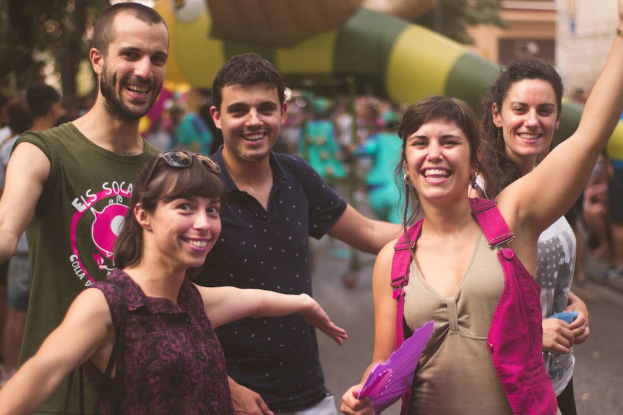 La Gran Nit de la Fira de Valencia 2018 tuvo lugar anoche, con conciertos gratuitos en la plaza del Ayuntamiento y otros enclaves de la ciudad, así como la apertura de los museos hasta la madrugada y una 'minimascletà'.Fue una gran noche en blanco, al estilo de la que tradicionalmente se vive en varias ciudades europeas. Este año se han unido a la Gran Nit el Museo Nacional de Cerámica y Artes Suntuarias González Martí y la Bodega medieval de Proava, los dos permanecieron abiertos hasta la medianoche (al igual que el IVAM, el Museo de Bellas artes y L'Iber). Hasta la una de la madrugada se pudo acceder al Museo de Prehistoria de València, al Museo Valenciano de Etnología, al MuVIM y a la Fundación Bancaja. Los valencianos pudieron visitar hasta altas horas de la noche monumentos como la Lonja o la Almoina.A las 19.00 comenzó el Cercafira, una cabalgata que a las 19.00 horas recorrió el centro con la participación de distintos grupos teatrales.Además, la Ruta de Carme llevó a los interesados por varios enclaves donde la música fue protagonista. También hubo actuaciones en las plazas del Patriarca, del Pilar, donde se celebró un espectáculo teatral para niños, y del Portal Nou.