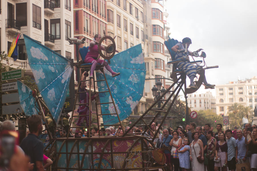 La Gran Nit de la Fira de Valencia 2018 tuvo lugar anoche, con conciertos gratuitos en la plaza del Ayuntamiento y otros enclaves de la ciudad, así como la apertura de los museos hasta la madrugada y una 'minimascletà'.Fue una gran noche en blanco, al estilo de la que tradicionalmente se vive en varias ciudades europeas. Este año se han unido a la Gran Nit el Museo Nacional de Cerámica y Artes Suntuarias González Martí y la Bodega medieval de Proava, los dos permanecieron abiertos hasta la medianoche (al igual que el IVAM, el Museo de Bellas artes y L'Iber). Hasta la una de la madrugada se pudo acceder al Museo de Prehistoria de València, al Museo Valenciano de Etnología, al MuVIM y a la Fundación Bancaja. Los valencianos pudieron visitar hasta altas horas de la noche monumentos como la Lonja o la Almoina.A las 19.00 comenzó el Cercafira, una cabalgata que a las 19.00 horas recorrió el centro con la participación de distintos grupos teatrales.Además, la Ruta de Carme llevó a los interesados por varios enclaves donde la música fue protagonista. También hubo actuaciones en las plazas del Patriarca, del Pilar, donde se celebró un espectáculo teatral para niños, y del Portal Nou.