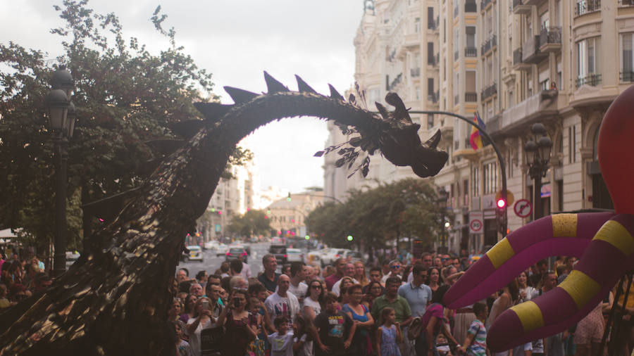 La Gran Nit de la Fira de Valencia 2018 tuvo lugar anoche, con conciertos gratuitos en la plaza del Ayuntamiento y otros enclaves de la ciudad, así como la apertura de los museos hasta la madrugada y una 'minimascletà'.Fue una gran noche en blanco, al estilo de la que tradicionalmente se vive en varias ciudades europeas. Este año se han unido a la Gran Nit el Museo Nacional de Cerámica y Artes Suntuarias González Martí y la Bodega medieval de Proava, los dos permanecieron abiertos hasta la medianoche (al igual que el IVAM, el Museo de Bellas artes y L'Iber). Hasta la una de la madrugada se pudo acceder al Museo de Prehistoria de València, al Museo Valenciano de Etnología, al MuVIM y a la Fundación Bancaja. Los valencianos pudieron visitar hasta altas horas de la noche monumentos como la Lonja o la Almoina.A las 19.00 comenzó el Cercafira, una cabalgata que a las 19.00 horas recorrió el centro con la participación de distintos grupos teatrales.Además, la Ruta de Carme llevó a los interesados por varios enclaves donde la música fue protagonista. También hubo actuaciones en las plazas del Patriarca, del Pilar, donde se celebró un espectáculo teatral para niños, y del Portal Nou.