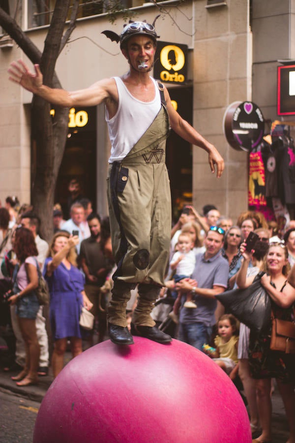 La Gran Nit de la Fira de Valencia 2018 tuvo lugar anoche, con conciertos gratuitos en la plaza del Ayuntamiento y otros enclaves de la ciudad, así como la apertura de los museos hasta la madrugada y una 'minimascletà'.Fue una gran noche en blanco, al estilo de la que tradicionalmente se vive en varias ciudades europeas. Este año se han unido a la Gran Nit el Museo Nacional de Cerámica y Artes Suntuarias González Martí y la Bodega medieval de Proava, los dos permanecieron abiertos hasta la medianoche (al igual que el IVAM, el Museo de Bellas artes y L'Iber). Hasta la una de la madrugada se pudo acceder al Museo de Prehistoria de València, al Museo Valenciano de Etnología, al MuVIM y a la Fundación Bancaja. Los valencianos pudieron visitar hasta altas horas de la noche monumentos como la Lonja o la Almoina.A las 19.00 comenzó el Cercafira, una cabalgata que a las 19.00 horas recorrió el centro con la participación de distintos grupos teatrales.Además, la Ruta de Carme llevó a los interesados por varios enclaves donde la música fue protagonista. También hubo actuaciones en las plazas del Patriarca, del Pilar, donde se celebró un espectáculo teatral para niños, y del Portal Nou.