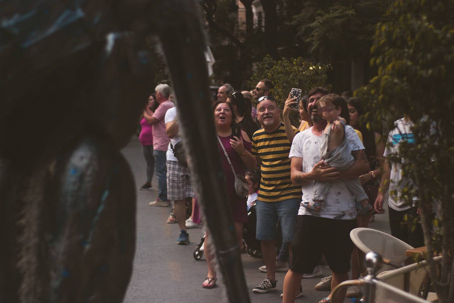 La Gran Nit de la Fira de Valencia 2018 tuvo lugar anoche, con conciertos gratuitos en la plaza del Ayuntamiento y otros enclaves de la ciudad, así como la apertura de los museos hasta la madrugada y una 'minimascletà'.Fue una gran noche en blanco, al estilo de la que tradicionalmente se vive en varias ciudades europeas. Este año se han unido a la Gran Nit el Museo Nacional de Cerámica y Artes Suntuarias González Martí y la Bodega medieval de Proava, los dos permanecieron abiertos hasta la medianoche (al igual que el IVAM, el Museo de Bellas artes y L'Iber). Hasta la una de la madrugada se pudo acceder al Museo de Prehistoria de València, al Museo Valenciano de Etnología, al MuVIM y a la Fundación Bancaja. Los valencianos pudieron visitar hasta altas horas de la noche monumentos como la Lonja o la Almoina.A las 19.00 comenzó el Cercafira, una cabalgata que a las 19.00 horas recorrió el centro con la participación de distintos grupos teatrales.Además, la Ruta de Carme llevó a los interesados por varios enclaves donde la música fue protagonista. También hubo actuaciones en las plazas del Patriarca, del Pilar, donde se celebró un espectáculo teatral para niños, y del Portal Nou.