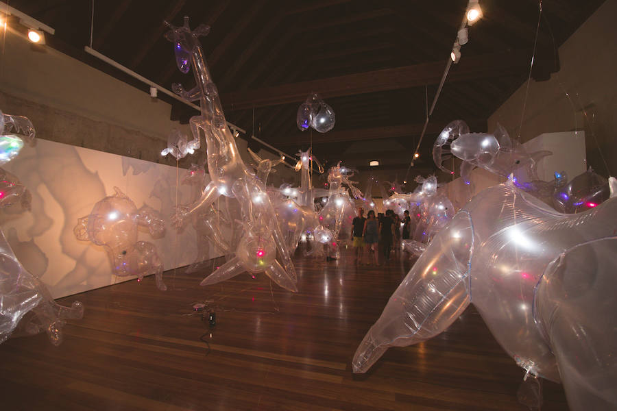 La Gran Nit de la Fira de Valencia 2018 tuvo lugar anoche, con conciertos gratuitos en la plaza del Ayuntamiento y otros enclaves de la ciudad, así como la apertura de los museos hasta la madrugada y una 'minimascletà'.Fue una gran noche en blanco, al estilo de la que tradicionalmente se vive en varias ciudades europeas. Este año se han unido a la Gran Nit el Museo Nacional de Cerámica y Artes Suntuarias González Martí y la Bodega medieval de Proava, los dos permanecieron abiertos hasta la medianoche (al igual que el IVAM, el Museo de Bellas artes y L'Iber). Hasta la una de la madrugada se pudo acceder al Museo de Prehistoria de València, al Museo Valenciano de Etnología, al MuVIM y a la Fundación Bancaja. Los valencianos pudieron visitar hasta altas horas de la noche monumentos como la Lonja o la Almoina.A las 19.00 comenzó el Cercafira, una cabalgata que a las 19.00 horas recorrió el centro con la participación de distintos grupos teatrales.Además, la Ruta de Carme llevó a los interesados por varios enclaves donde la música fue protagonista. También hubo actuaciones en las plazas del Patriarca, del Pilar, donde se celebró un espectáculo teatral para niños, y del Portal Nou.