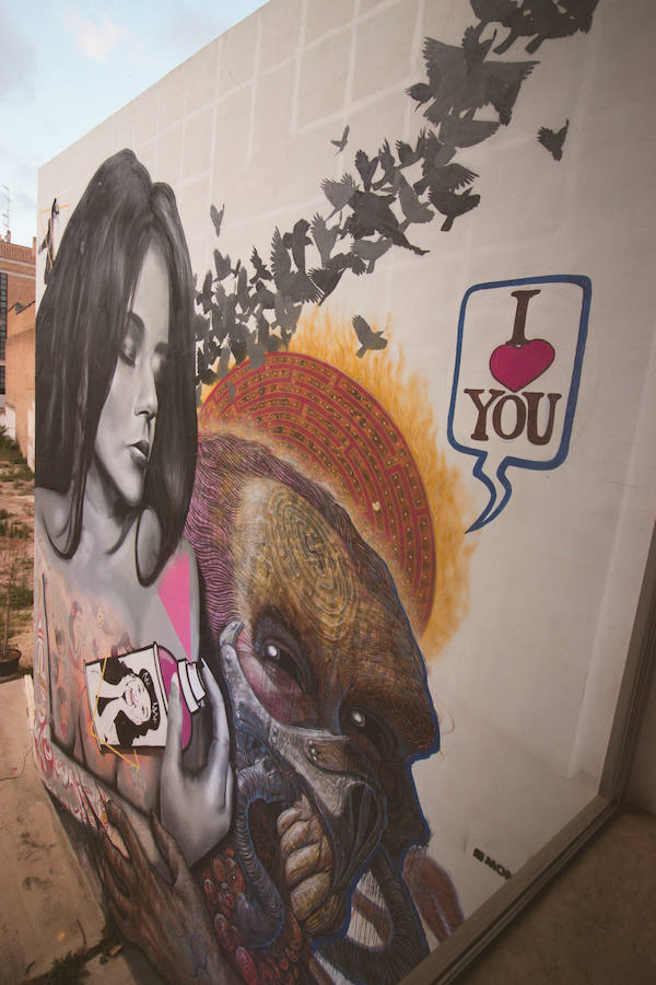 La Gran Nit de la Fira de Valencia 2018 tuvo lugar anoche, con conciertos gratuitos en la plaza del Ayuntamiento y otros enclaves de la ciudad, así como la apertura de los museos hasta la madrugada y una 'minimascletà'.Fue una gran noche en blanco, al estilo de la que tradicionalmente se vive en varias ciudades europeas. Este año se han unido a la Gran Nit el Museo Nacional de Cerámica y Artes Suntuarias González Martí y la Bodega medieval de Proava, los dos permanecieron abiertos hasta la medianoche (al igual que el IVAM, el Museo de Bellas artes y L'Iber). Hasta la una de la madrugada se pudo acceder al Museo de Prehistoria de València, al Museo Valenciano de Etnología, al MuVIM y a la Fundación Bancaja. Los valencianos pudieron visitar hasta altas horas de la noche monumentos como la Lonja o la Almoina.A las 19.00 comenzó el Cercafira, una cabalgata que a las 19.00 horas recorrió el centro con la participación de distintos grupos teatrales.Además, la Ruta de Carme llevó a los interesados por varios enclaves donde la música fue protagonista. También hubo actuaciones en las plazas del Patriarca, del Pilar, donde se celebró un espectáculo teatral para niños, y del Portal Nou.