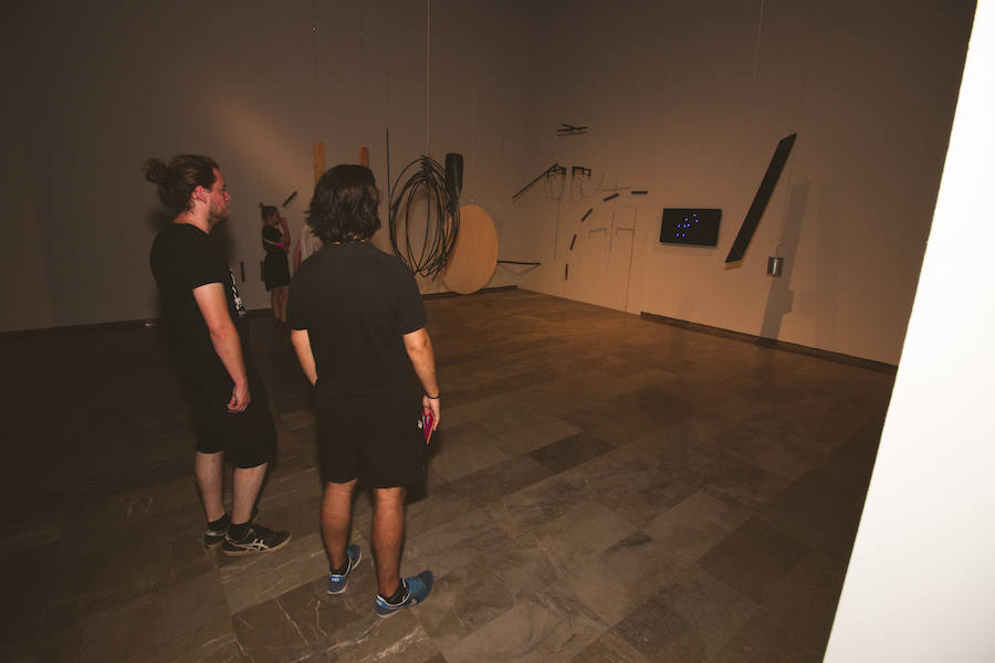 La Gran Nit de la Fira de Valencia 2018 tuvo lugar anoche, con conciertos gratuitos en la plaza del Ayuntamiento y otros enclaves de la ciudad, así como la apertura de los museos hasta la madrugada y una 'minimascletà'.Fue una gran noche en blanco, al estilo de la que tradicionalmente se vive en varias ciudades europeas. Este año se han unido a la Gran Nit el Museo Nacional de Cerámica y Artes Suntuarias González Martí y la Bodega medieval de Proava, los dos permanecieron abiertos hasta la medianoche (al igual que el IVAM, el Museo de Bellas artes y L'Iber). Hasta la una de la madrugada se pudo acceder al Museo de Prehistoria de València, al Museo Valenciano de Etnología, al MuVIM y a la Fundación Bancaja. Los valencianos pudieron visitar hasta altas horas de la noche monumentos como la Lonja o la Almoina.A las 19.00 comenzó el Cercafira, una cabalgata que a las 19.00 horas recorrió el centro con la participación de distintos grupos teatrales.Además, la Ruta de Carme llevó a los interesados por varios enclaves donde la música fue protagonista. También hubo actuaciones en las plazas del Patriarca, del Pilar, donde se celebró un espectáculo teatral para niños, y del Portal Nou.