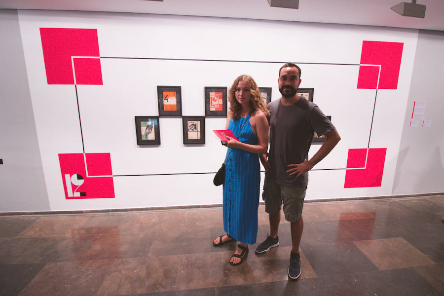 La Gran Nit de la Fira de Valencia 2018 tuvo lugar anoche, con conciertos gratuitos en la plaza del Ayuntamiento y otros enclaves de la ciudad, así como la apertura de los museos hasta la madrugada y una 'minimascletà'.Fue una gran noche en blanco, al estilo de la que tradicionalmente se vive en varias ciudades europeas. Este año se han unido a la Gran Nit el Museo Nacional de Cerámica y Artes Suntuarias González Martí y la Bodega medieval de Proava, los dos permanecieron abiertos hasta la medianoche (al igual que el IVAM, el Museo de Bellas artes y L'Iber). Hasta la una de la madrugada se pudo acceder al Museo de Prehistoria de València, al Museo Valenciano de Etnología, al MuVIM y a la Fundación Bancaja. Los valencianos pudieron visitar hasta altas horas de la noche monumentos como la Lonja o la Almoina.A las 19.00 comenzó el Cercafira, una cabalgata que a las 19.00 horas recorrió el centro con la participación de distintos grupos teatrales.Además, la Ruta de Carme llevó a los interesados por varios enclaves donde la música fue protagonista. También hubo actuaciones en las plazas del Patriarca, del Pilar, donde se celebró un espectáculo teatral para niños, y del Portal Nou.