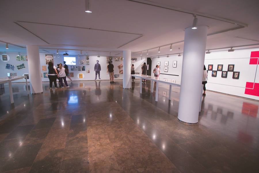 La Gran Nit de la Fira de Valencia 2018 tuvo lugar anoche, con conciertos gratuitos en la plaza del Ayuntamiento y otros enclaves de la ciudad, así como la apertura de los museos hasta la madrugada y una 'minimascletà'.Fue una gran noche en blanco, al estilo de la que tradicionalmente se vive en varias ciudades europeas. Este año se han unido a la Gran Nit el Museo Nacional de Cerámica y Artes Suntuarias González Martí y la Bodega medieval de Proava, los dos permanecieron abiertos hasta la medianoche (al igual que el IVAM, el Museo de Bellas artes y L'Iber). Hasta la una de la madrugada se pudo acceder al Museo de Prehistoria de València, al Museo Valenciano de Etnología, al MuVIM y a la Fundación Bancaja. Los valencianos pudieron visitar hasta altas horas de la noche monumentos como la Lonja o la Almoina.A las 19.00 comenzó el Cercafira, una cabalgata que a las 19.00 horas recorrió el centro con la participación de distintos grupos teatrales.Además, la Ruta de Carme llevó a los interesados por varios enclaves donde la música fue protagonista. También hubo actuaciones en las plazas del Patriarca, del Pilar, donde se celebró un espectáculo teatral para niños, y del Portal Nou.