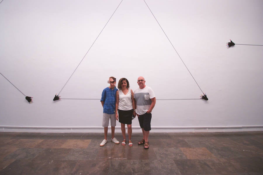 La Gran Nit de la Fira de Valencia 2018 tuvo lugar anoche, con conciertos gratuitos en la plaza del Ayuntamiento y otros enclaves de la ciudad, así como la apertura de los museos hasta la madrugada y una 'minimascletà'.Fue una gran noche en blanco, al estilo de la que tradicionalmente se vive en varias ciudades europeas. Este año se han unido a la Gran Nit el Museo Nacional de Cerámica y Artes Suntuarias González Martí y la Bodega medieval de Proava, los dos permanecieron abiertos hasta la medianoche (al igual que el IVAM, el Museo de Bellas artes y L'Iber). Hasta la una de la madrugada se pudo acceder al Museo de Prehistoria de València, al Museo Valenciano de Etnología, al MuVIM y a la Fundación Bancaja. Los valencianos pudieron visitar hasta altas horas de la noche monumentos como la Lonja o la Almoina.A las 19.00 comenzó el Cercafira, una cabalgata que a las 19.00 horas recorrió el centro con la participación de distintos grupos teatrales.Además, la Ruta de Carme llevó a los interesados por varios enclaves donde la música fue protagonista. También hubo actuaciones en las plazas del Patriarca, del Pilar, donde se celebró un espectáculo teatral para niños, y del Portal Nou.