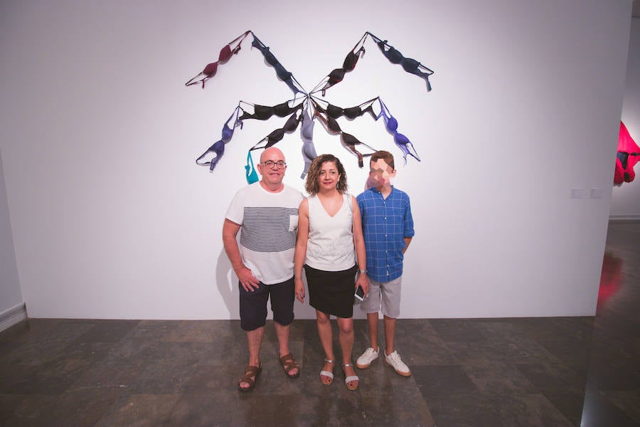 La Gran Nit de la Fira de Valencia 2018 tuvo lugar anoche, con conciertos gratuitos en la plaza del Ayuntamiento y otros enclaves de la ciudad, así como la apertura de los museos hasta la madrugada y una 'minimascletà'.Fue una gran noche en blanco, al estilo de la que tradicionalmente se vive en varias ciudades europeas. Este año se han unido a la Gran Nit el Museo Nacional de Cerámica y Artes Suntuarias González Martí y la Bodega medieval de Proava, los dos permanecieron abiertos hasta la medianoche (al igual que el IVAM, el Museo de Bellas artes y L'Iber). Hasta la una de la madrugada se pudo acceder al Museo de Prehistoria de València, al Museo Valenciano de Etnología, al MuVIM y a la Fundación Bancaja. Los valencianos pudieron visitar hasta altas horas de la noche monumentos como la Lonja o la Almoina.A las 19.00 comenzó el Cercafira, una cabalgata que a las 19.00 horas recorrió el centro con la participación de distintos grupos teatrales.Además, la Ruta de Carme llevó a los interesados por varios enclaves donde la música fue protagonista. También hubo actuaciones en las plazas del Patriarca, del Pilar, donde se celebró un espectáculo teatral para niños, y del Portal Nou.