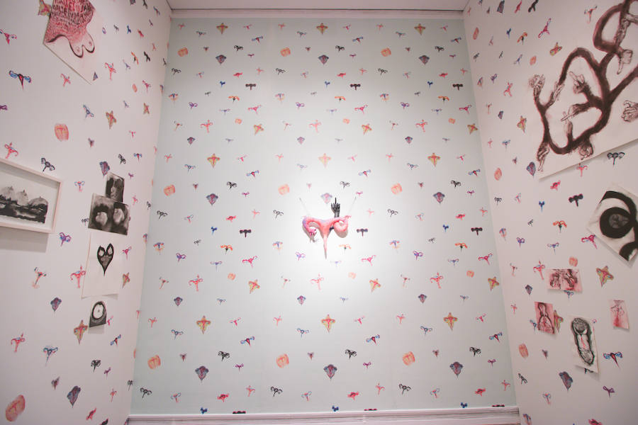 La Gran Nit de la Fira de Valencia 2018 tuvo lugar anoche, con conciertos gratuitos en la plaza del Ayuntamiento y otros enclaves de la ciudad, así como la apertura de los museos hasta la madrugada y una 'minimascletà'.Fue una gran noche en blanco, al estilo de la que tradicionalmente se vive en varias ciudades europeas. Este año se han unido a la Gran Nit el Museo Nacional de Cerámica y Artes Suntuarias González Martí y la Bodega medieval de Proava, los dos permanecieron abiertos hasta la medianoche (al igual que el IVAM, el Museo de Bellas artes y L'Iber). Hasta la una de la madrugada se pudo acceder al Museo de Prehistoria de València, al Museo Valenciano de Etnología, al MuVIM y a la Fundación Bancaja. Los valencianos pudieron visitar hasta altas horas de la noche monumentos como la Lonja o la Almoina.A las 19.00 comenzó el Cercafira, una cabalgata que a las 19.00 horas recorrió el centro con la participación de distintos grupos teatrales.Además, la Ruta de Carme llevó a los interesados por varios enclaves donde la música fue protagonista. También hubo actuaciones en las plazas del Patriarca, del Pilar, donde se celebró un espectáculo teatral para niños, y del Portal Nou.