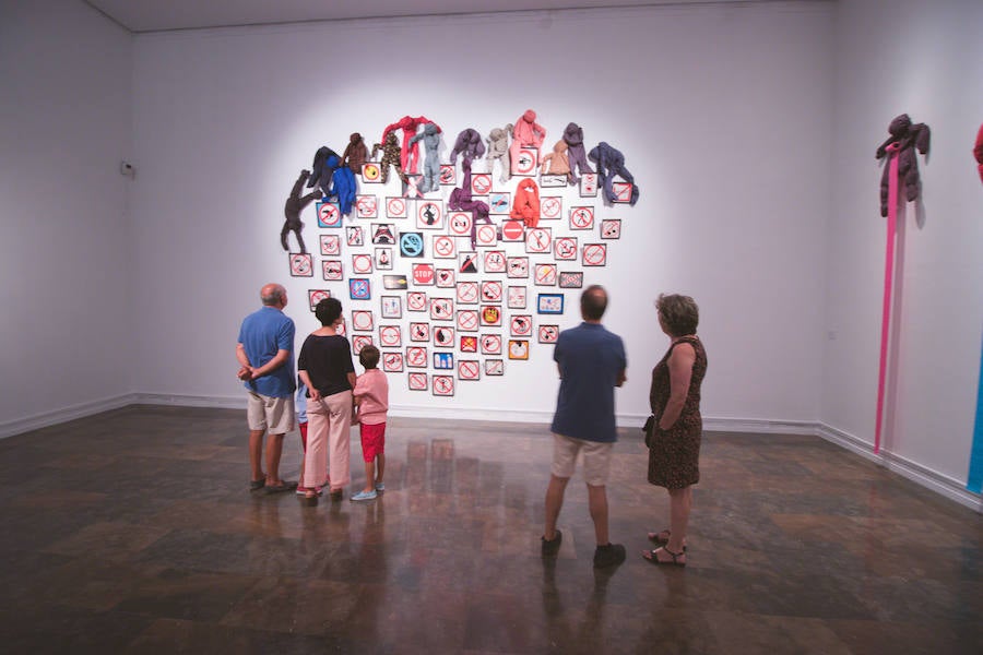 La Gran Nit de la Fira de Valencia 2018 tuvo lugar anoche, con conciertos gratuitos en la plaza del Ayuntamiento y otros enclaves de la ciudad, así como la apertura de los museos hasta la madrugada y una 'minimascletà'.Fue una gran noche en blanco, al estilo de la que tradicionalmente se vive en varias ciudades europeas. Este año se han unido a la Gran Nit el Museo Nacional de Cerámica y Artes Suntuarias González Martí y la Bodega medieval de Proava, los dos permanecieron abiertos hasta la medianoche (al igual que el IVAM, el Museo de Bellas artes y L'Iber). Hasta la una de la madrugada se pudo acceder al Museo de Prehistoria de València, al Museo Valenciano de Etnología, al MuVIM y a la Fundación Bancaja. Los valencianos pudieron visitar hasta altas horas de la noche monumentos como la Lonja o la Almoina.A las 19.00 comenzó el Cercafira, una cabalgata que a las 19.00 horas recorrió el centro con la participación de distintos grupos teatrales.Además, la Ruta de Carme llevó a los interesados por varios enclaves donde la música fue protagonista. También hubo actuaciones en las plazas del Patriarca, del Pilar, donde se celebró un espectáculo teatral para niños, y del Portal Nou.