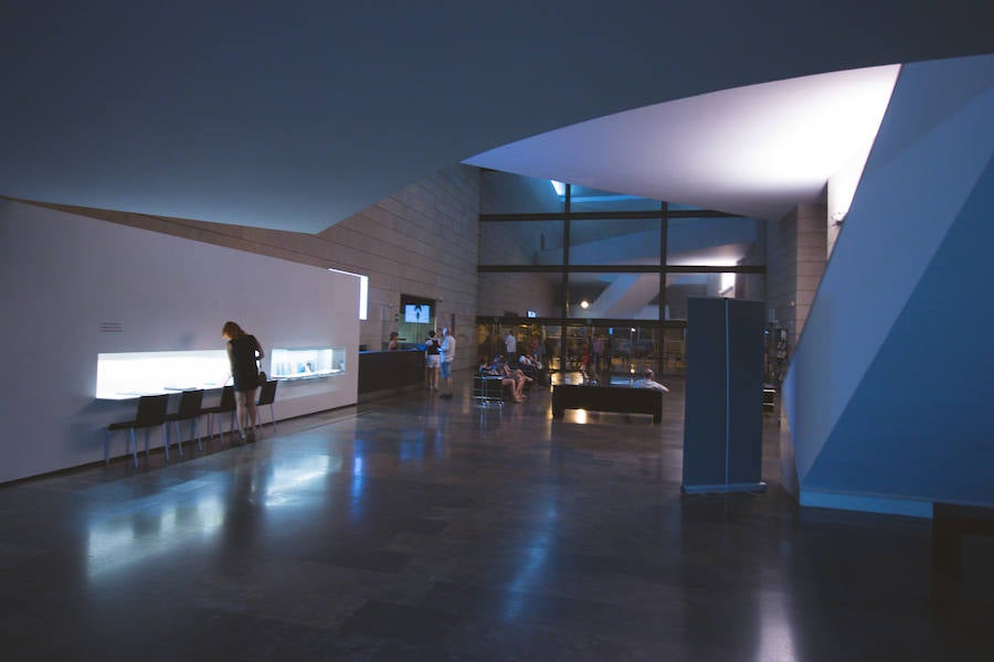 La Gran Nit de la Fira de Valencia 2018 tuvo lugar anoche, con conciertos gratuitos en la plaza del Ayuntamiento y otros enclaves de la ciudad, así como la apertura de los museos hasta la madrugada y una 'minimascletà'.Fue una gran noche en blanco, al estilo de la que tradicionalmente se vive en varias ciudades europeas. Este año se han unido a la Gran Nit el Museo Nacional de Cerámica y Artes Suntuarias González Martí y la Bodega medieval de Proava, los dos permanecieron abiertos hasta la medianoche (al igual que el IVAM, el Museo de Bellas artes y L'Iber). Hasta la una de la madrugada se pudo acceder al Museo de Prehistoria de València, al Museo Valenciano de Etnología, al MuVIM y a la Fundación Bancaja. Los valencianos pudieron visitar hasta altas horas de la noche monumentos como la Lonja o la Almoina.A las 19.00 comenzó el Cercafira, una cabalgata que a las 19.00 horas recorrió el centro con la participación de distintos grupos teatrales.Además, la Ruta de Carme llevó a los interesados por varios enclaves donde la música fue protagonista. También hubo actuaciones en las plazas del Patriarca, del Pilar, donde se celebró un espectáculo teatral para niños, y del Portal Nou.