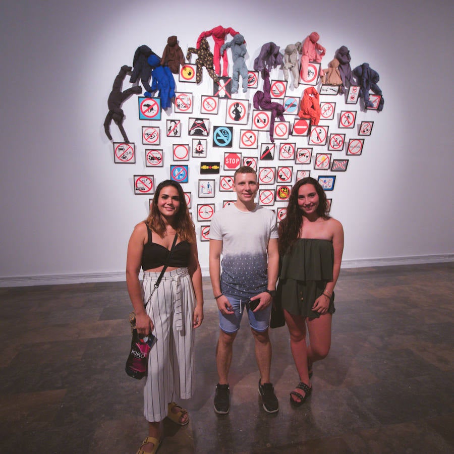 La Gran Nit de la Fira de Valencia 2018 tuvo lugar anoche, con conciertos gratuitos en la plaza del Ayuntamiento y otros enclaves de la ciudad, así como la apertura de los museos hasta la madrugada y una 'minimascletà'.Fue una gran noche en blanco, al estilo de la que tradicionalmente se vive en varias ciudades europeas. Este año se han unido a la Gran Nit el Museo Nacional de Cerámica y Artes Suntuarias González Martí y la Bodega medieval de Proava, los dos permanecieron abiertos hasta la medianoche (al igual que el IVAM, el Museo de Bellas artes y L'Iber). Hasta la una de la madrugada se pudo acceder al Museo de Prehistoria de València, al Museo Valenciano de Etnología, al MuVIM y a la Fundación Bancaja. Los valencianos pudieron visitar hasta altas horas de la noche monumentos como la Lonja o la Almoina.A las 19.00 comenzó el Cercafira, una cabalgata que a las 19.00 horas recorrió el centro con la participación de distintos grupos teatrales.Además, la Ruta de Carme llevó a los interesados por varios enclaves donde la música fue protagonista. También hubo actuaciones en las plazas del Patriarca, del Pilar, donde se celebró un espectáculo teatral para niños, y del Portal Nou.