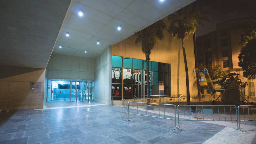 La Gran Nit de la Fira de Valencia 2018 tuvo lugar anoche, con conciertos gratuitos en la plaza del Ayuntamiento y otros enclaves de la ciudad, así como la apertura de los museos hasta la madrugada y una 'minimascletà'.Fue una gran noche en blanco, al estilo de la que tradicionalmente se vive en varias ciudades europeas. Este año se han unido a la Gran Nit el Museo Nacional de Cerámica y Artes Suntuarias González Martí y la Bodega medieval de Proava, los dos permanecieron abiertos hasta la medianoche (al igual que el IVAM, el Museo de Bellas artes y L'Iber). Hasta la una de la madrugada se pudo acceder al Museo de Prehistoria de València, al Museo Valenciano de Etnología, al MuVIM y a la Fundación Bancaja. Los valencianos pudieron visitar hasta altas horas de la noche monumentos como la Lonja o la Almoina.A las 19.00 comenzó el Cercafira, una cabalgata que a las 19.00 horas recorrió el centro con la participación de distintos grupos teatrales.Además, la Ruta de Carme llevó a los interesados por varios enclaves donde la música fue protagonista. También hubo actuaciones en las plazas del Patriarca, del Pilar, donde se celebró un espectáculo teatral para niños, y del Portal Nou.