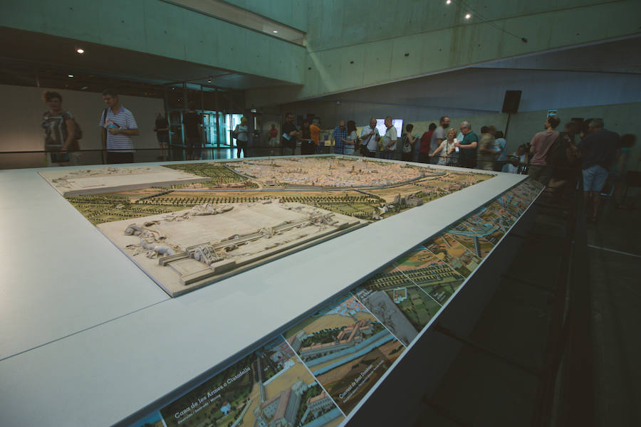 La Gran Nit de la Fira de Valencia 2018 tuvo lugar anoche, con conciertos gratuitos en la plaza del Ayuntamiento y otros enclaves de la ciudad, así como la apertura de los museos hasta la madrugada y una 'minimascletà'.Fue una gran noche en blanco, al estilo de la que tradicionalmente se vive en varias ciudades europeas. Este año se han unido a la Gran Nit el Museo Nacional de Cerámica y Artes Suntuarias González Martí y la Bodega medieval de Proava, los dos permanecieron abiertos hasta la medianoche (al igual que el IVAM, el Museo de Bellas artes y L'Iber). Hasta la una de la madrugada se pudo acceder al Museo de Prehistoria de València, al Museo Valenciano de Etnología, al MuVIM y a la Fundación Bancaja. Los valencianos pudieron visitar hasta altas horas de la noche monumentos como la Lonja o la Almoina.A las 19.00 comenzó el Cercafira, una cabalgata que a las 19.00 horas recorrió el centro con la participación de distintos grupos teatrales.Además, la Ruta de Carme llevó a los interesados por varios enclaves donde la música fue protagonista. También hubo actuaciones en las plazas del Patriarca, del Pilar, donde se celebró un espectáculo teatral para niños, y del Portal Nou.