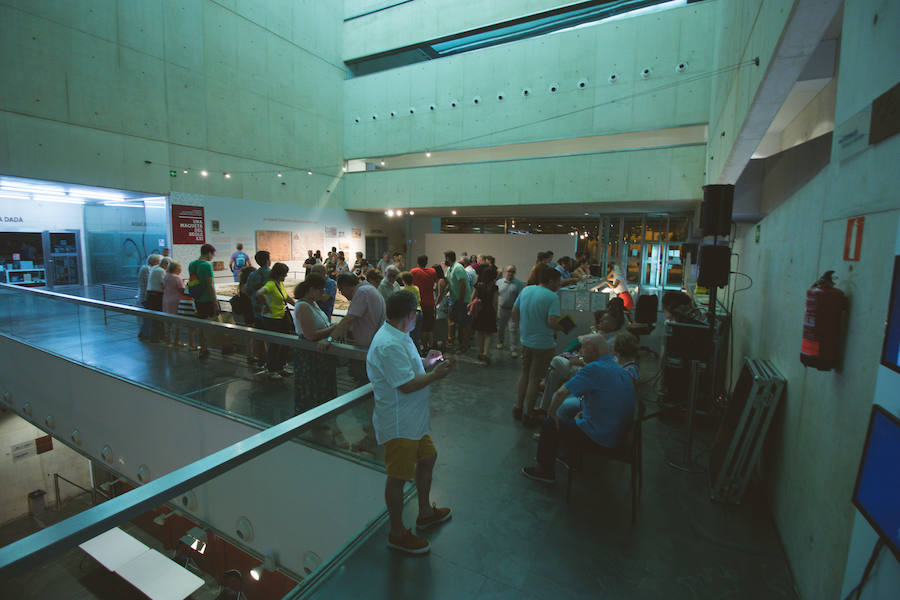 La Gran Nit de la Fira de Valencia 2018 tuvo lugar anoche, con conciertos gratuitos en la plaza del Ayuntamiento y otros enclaves de la ciudad, así como la apertura de los museos hasta la madrugada y una 'minimascletà'.Fue una gran noche en blanco, al estilo de la que tradicionalmente se vive en varias ciudades europeas. Este año se han unido a la Gran Nit el Museo Nacional de Cerámica y Artes Suntuarias González Martí y la Bodega medieval de Proava, los dos permanecieron abiertos hasta la medianoche (al igual que el IVAM, el Museo de Bellas artes y L'Iber). Hasta la una de la madrugada se pudo acceder al Museo de Prehistoria de València, al Museo Valenciano de Etnología, al MuVIM y a la Fundación Bancaja. Los valencianos pudieron visitar hasta altas horas de la noche monumentos como la Lonja o la Almoina.A las 19.00 comenzó el Cercafira, una cabalgata que a las 19.00 horas recorrió el centro con la participación de distintos grupos teatrales.Además, la Ruta de Carme llevó a los interesados por varios enclaves donde la música fue protagonista. También hubo actuaciones en las plazas del Patriarca, del Pilar, donde se celebró un espectáculo teatral para niños, y del Portal Nou.