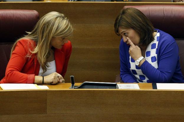 Eva Ortiz e Isabel Bonig, en sus escaños de Les Corts. 