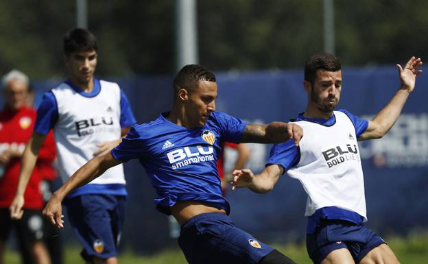 Rodrigo entrenando con el Valencia CF