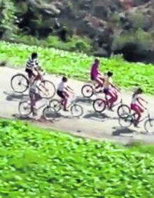 Imagen secundaria 2 - Francisco Ortega en el chiringuito Ayo. Abajo, Francisco Fernández en su bar El Molino acompañado por técnicos de su equipo y, en la foto de la derecha, una escena en bicicleta de «Verano Azul». 