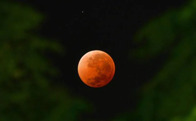 Vista de la luna roja, o luna sangrante, por un eclipse total de la luna