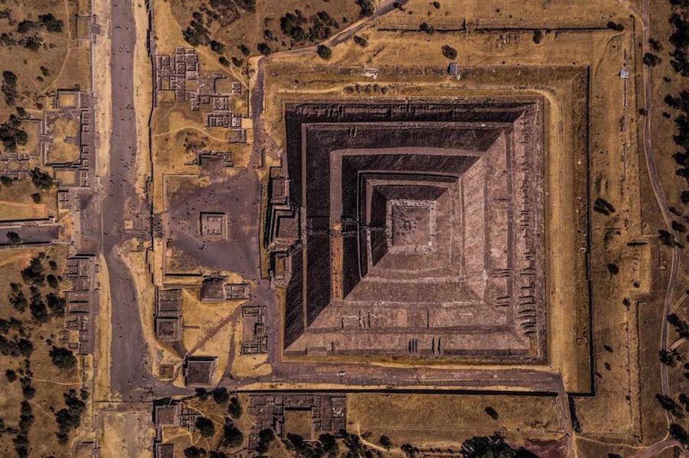 La visión aérea de Enrico Pescantini sobre el mágico yacimiento de Teotihuacán se ha llevado el segundo puesto de la categoría de Ciudades. "Significa el 'lugar donde los dioses fueron creados' y eso es exactamente lo que los visitantes sienten cuando pasean por la Avenida de los Muertos hasta llegar a la gran pirámide, dedicada al dios Sol. Me fascina cómo la luz del amanecer conquista únicamente la mitad de la imagen, mientras que la otra mitad permanece en la oscuridad", describe el autor, un apasionado de la arqueología y las antiguas civilizaciones.