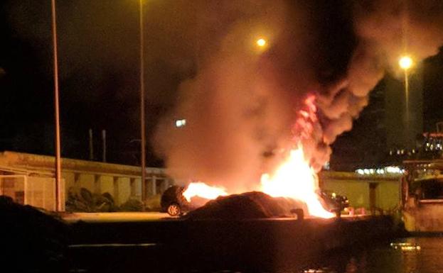 Imagen principal - Los bomberos evitan una catástrofe al apagar un incendio en un coche en las inmediaciones del puerto de Xàbia
