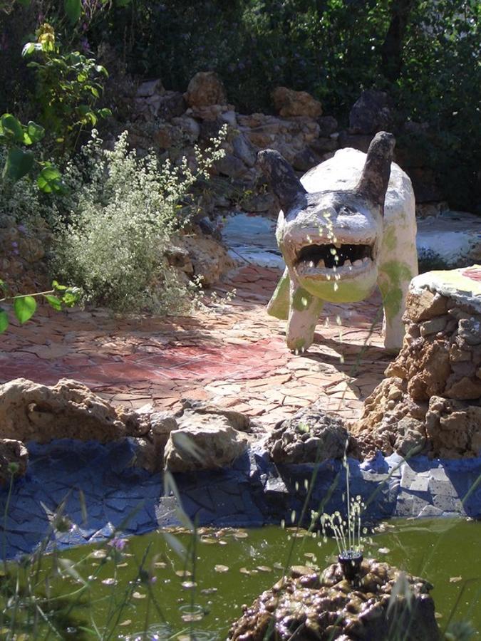 Seres mágicos, criaturas fantásticas y habitáculos llenos de color se esconden entre la naturaleza de la Pobla de Benifassà (Castellón). Este municipio de la comarca del Bajo Maestrazgo se caracteriza por estar inmerso en un paisaje quebrado y montañoso.