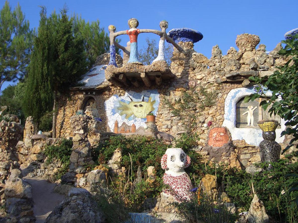 Este alemán afincado en la Comunitat encontró la inspiración en jardines como el de Niki de Saint-Phalie en Italia, el de Gaudí o en diferentes espacios franceses como el palacio del cartero francés Ferdinand Cheval y la Maison Picassiette. 