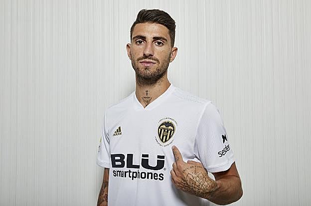 Cristiano Piccini posa con la camiseta del Valencia. 
