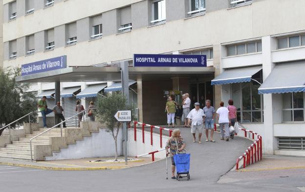 Acceso al Hospital Arnau de Vilanova, en una imagen de archivo. 