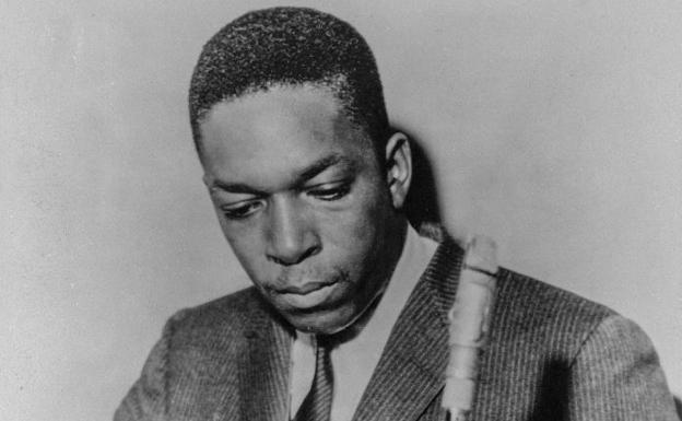 El músico John Coltrane se prepara para un concierto.