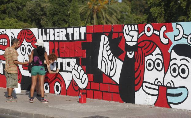 Jóvenes pintando el mural en la valla del jardín de Jesuitas 