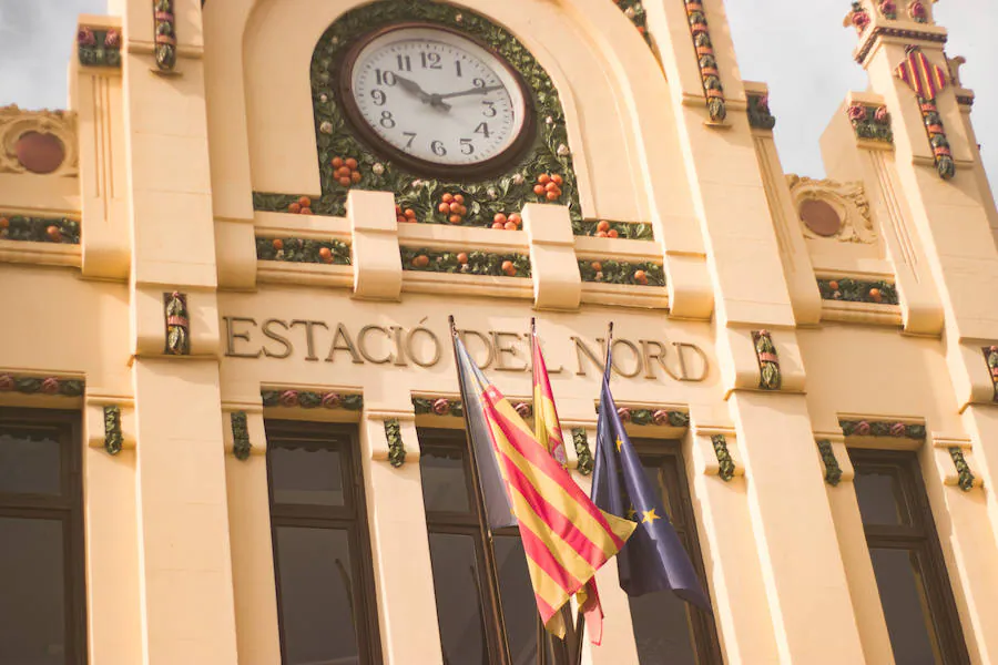 Entre los elementos de ornamentación destacan los escudos de la ciudad y la riqueza agrícola valenciana.