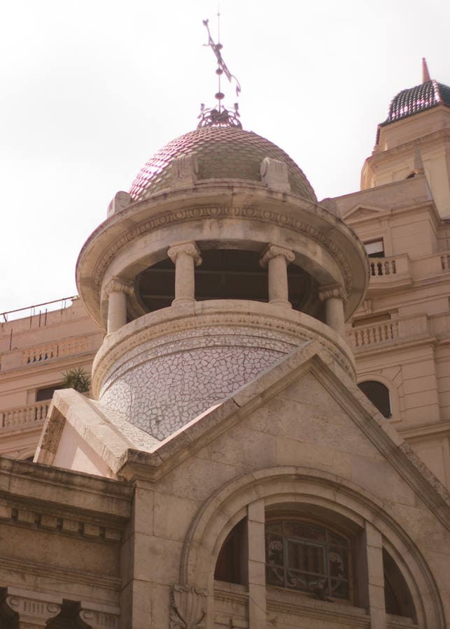 La fachada principal, frente a la Lonja, presenta en su parte superior, grandes huecos protegidos con lamas y decorados con vidrieras, enmarcados por un original recubrimiento cerámico con brillo metálico, y se remata en sus extremos por dos interesantes construcciones historicistas de ladrillo rojo de eco centroeuropeo en la que no es difícil adivinar la influencia de Doménech i Muntaner. 