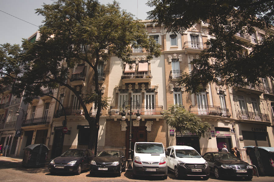 José Mª Manuel Cortina Pérez es uno de los arquitectos más importantes del modernismo valenciano, con obra en toda Valencia, como este edificio en la calle Sorni.