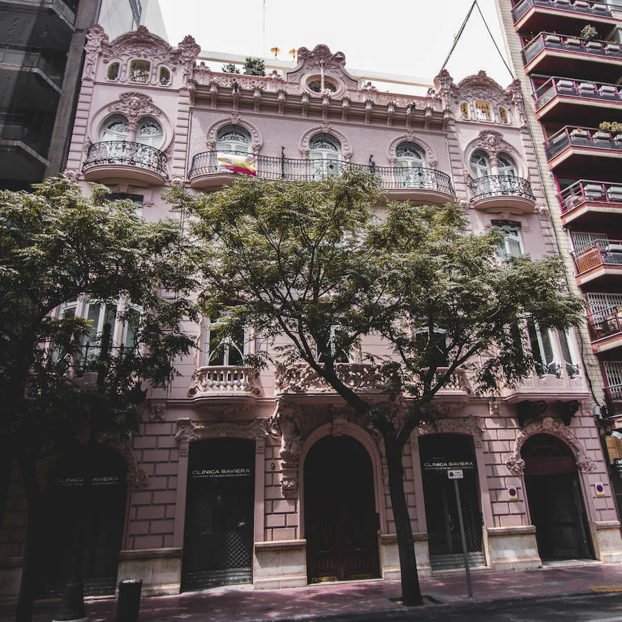 La casa Otega constituye una de las máximas muestras del modernismo valenciano. Manuel Peris pertenece a la primera generación de arquitectos modernistas de Valencia.