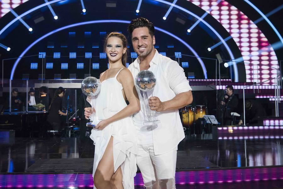 'Bailando con las estrellas' ya tiene pareja ganadora. El cantante David Bustamante y su bailarina Yana Olina se han convertido en los ganadores tras imponerse en la gran final a Manu Sánchez y Mireia Arizmendi y Patry Jordán y Rubén.