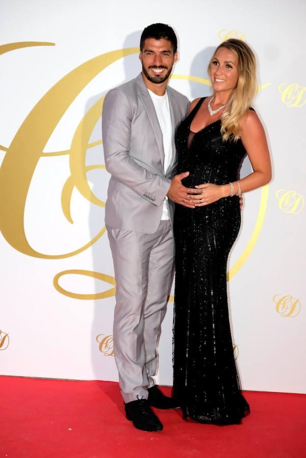 El futbolista Luis Suárez con su pareja