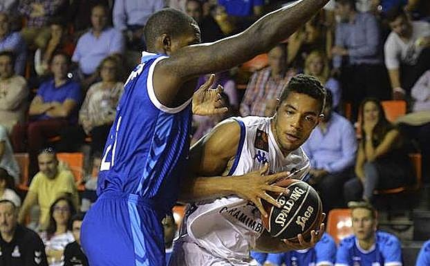 Deon Thompson defiende a Jito Kok. 