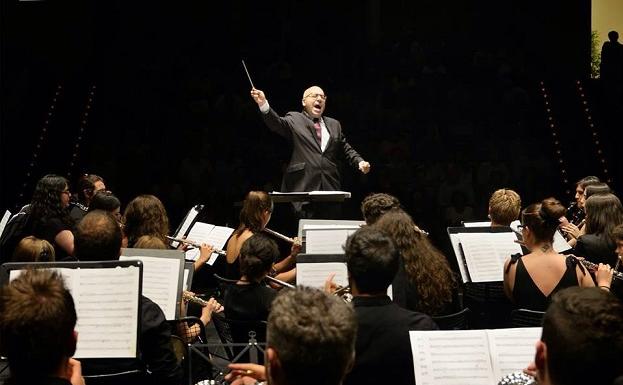 Ferrer Ferran dirigiendo la Banda Maestro Musicos Martin Díaz de Argamasilla de Alba.