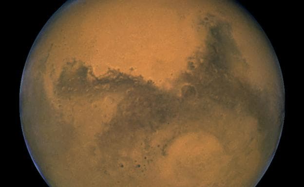 Descubren un lago de agua líquida en Marte