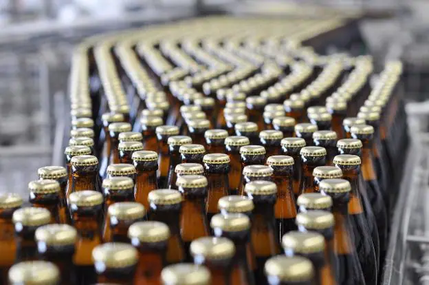 Decenas de botellas en una fábrica de cervezas en Alemania. 