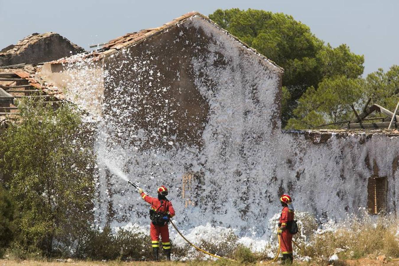 El delegado del gobierno en la Comunitat, Juan Carlos Fulgencio, junto a Rosario Sánchez y Diego Conesa, delegados de Islas Baleares y Murcia respectivamente han visitado las instalaciones de la UME en Bétera. La visita ha concluido con una explicación de cada intervención militar mientras los efectivos realizaban simulacros de las diferentes situaciones. La primera parada simula un incendio forestal y los mecanismos que utilizan para la extinción del fuego. El siguiente, a cargo de la Unidad de Rescate Urbano en terremotos, ha consistido en liberar a un par de heridos inmóviles, uno por un seísmo y otro por un accidente de metro.