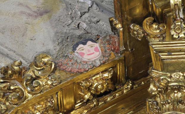 El 'eccehomo' reinosano se encuentra en el retablo del altar mayor de la Parroquia de San Sebastián.