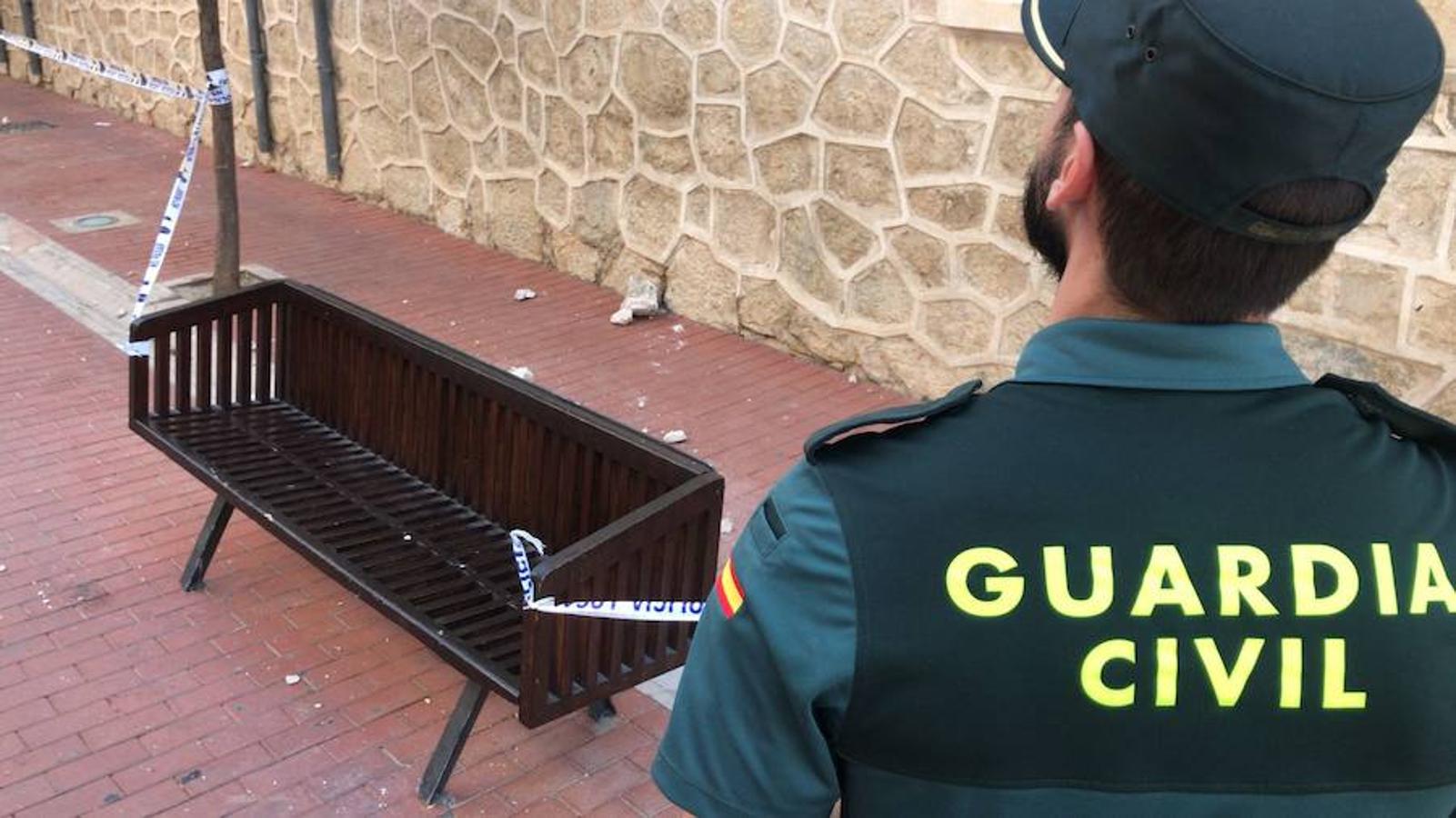 Son ya cuatro los terremotos que han sobresaltado la comarca de la Marina Alta. El último en producirse ha sido en Teulada. Los habitantes de las localidades en las que la tierra se ha sacudido están alarmantes ante la posibilidad de que se den réplicas. Algunos de los daños son visibles. La parroquia de la Purísima Xiqueta de Benissa ha sufrido la caída de cascotes como consecuencia del terremoto de magnitud 3 que ha hecho temblar sobre las 16.30 horas de este jueves, y por cuarta vez en menos de 24 horas, la comarca.