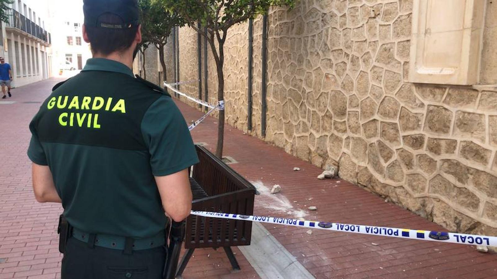 Son ya cuatro los terremotos que han sobresaltado la comarca de la Marina Alta. El último en producirse ha sido en Teulada. Los habitantes de las localidades en las que la tierra se ha sacudido están alarmantes ante la posibilidad de que se den réplicas. Algunos de los daños son visibles. La parroquia de la Purísima Xiqueta de Benissa ha sufrido la caída de cascotes como consecuencia del terremoto de magnitud 3 que ha hecho temblar sobre las 16.30 horas de este jueves, y por cuarta vez en menos de 24 horas, la comarca.