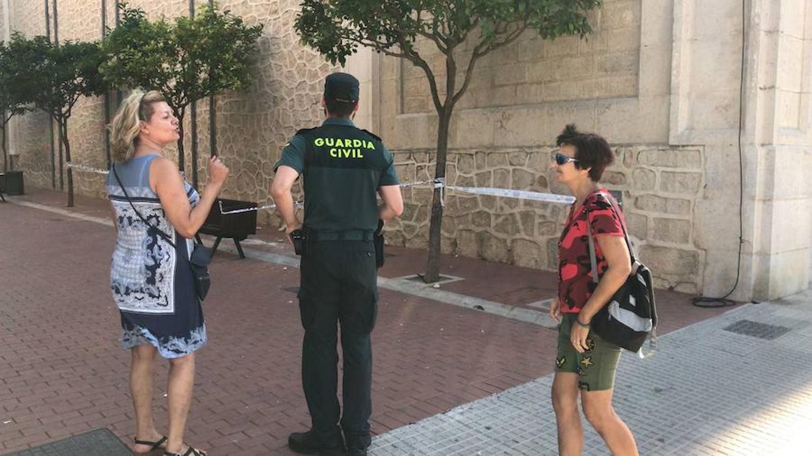 Son ya cuatro los terremotos que han sobresaltado la comarca de la Marina Alta. El último en producirse ha sido en Teulada. Los habitantes de las localidades en las que la tierra se ha sacudido están alarmantes ante la posibilidad de que se den réplicas. Algunos de los daños son visibles. La parroquia de la Purísima Xiqueta de Benissa ha sufrido la caída de cascotes como consecuencia del terremoto de magnitud 3 que ha hecho temblar sobre las 16.30 horas de este jueves, y por cuarta vez en menos de 24 horas, la comarca.