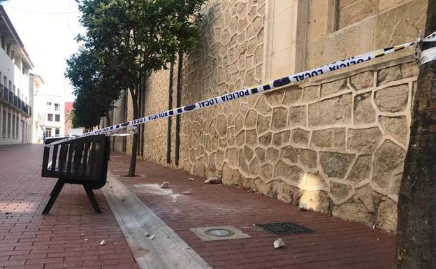 Precintada la zona de la iglesia de la Purísima Xiqueta (Benissa) porque el movimiento sísmico ha provocado la caída de piedras del monumento 