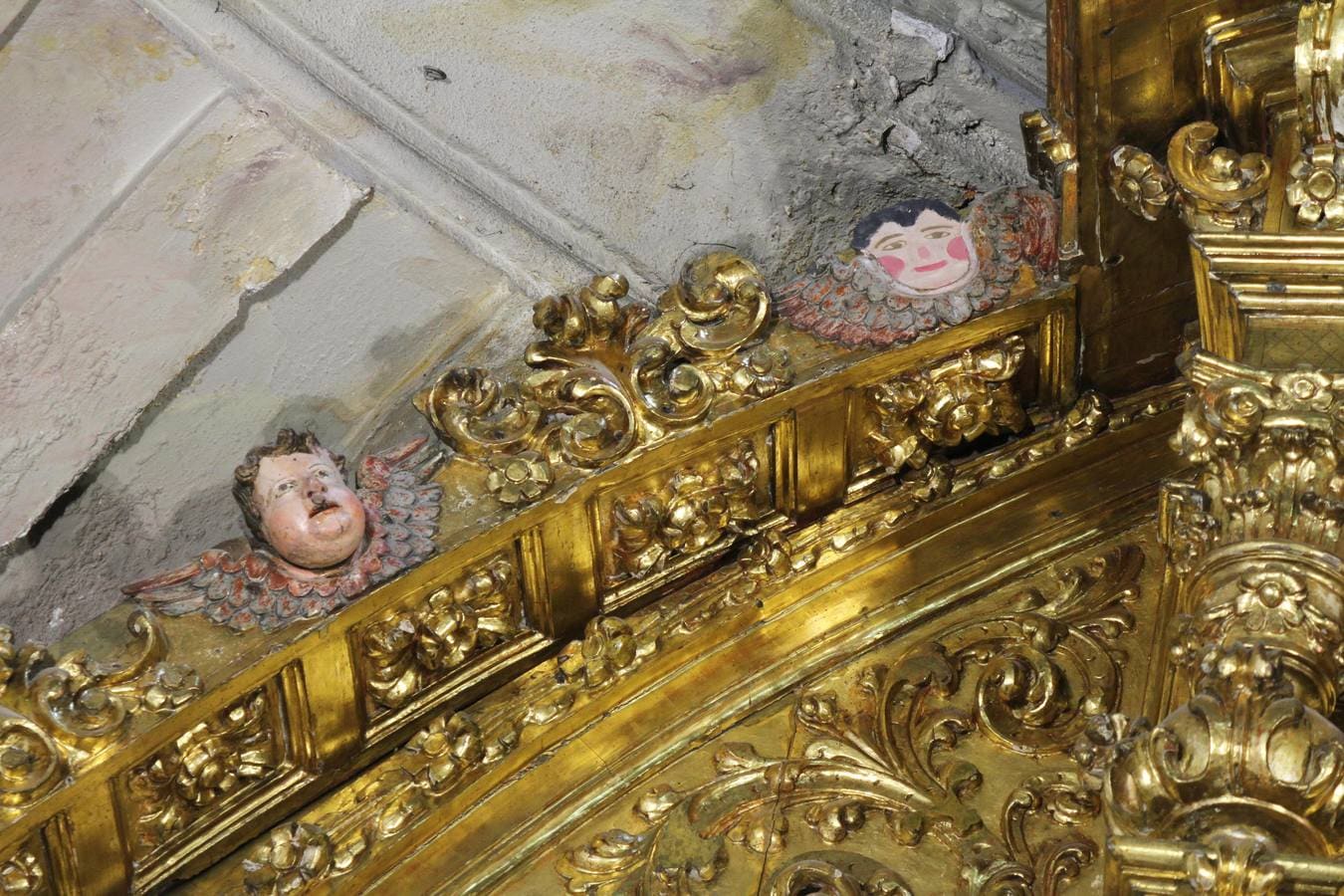 Una escultura de ángel desaparecida del retablo del altar mayor de la Parroquia de San Sebastián fue sustituida hace años por un malogrado dibujo